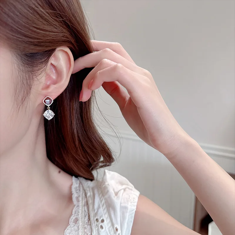 Модные серьги-гвоздики с геометрическим рисунком в стиле ретро, простые осенние и зимние серьги, серьги Ankela с красным сахарным кубиком