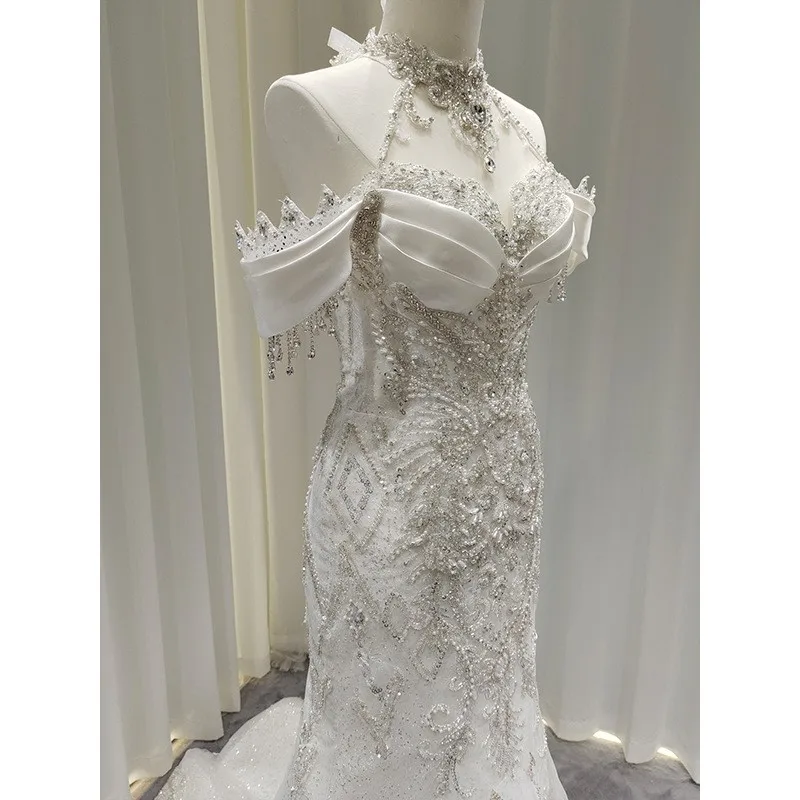 

A one-shoulder light chiffon heavy and luxurious main dress with large train tail