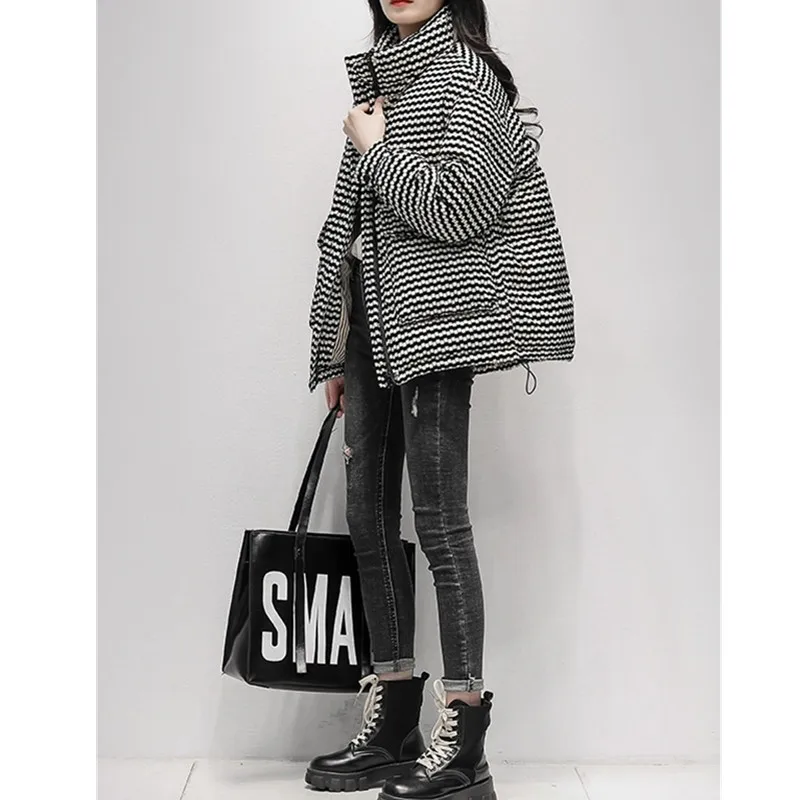 Chaqueta corta a cuadros blanca y negra para invierno, nueva versión coreana, abrigo holgado y grueso con cuello levantado, plumón de pato blanco 90%, 2025