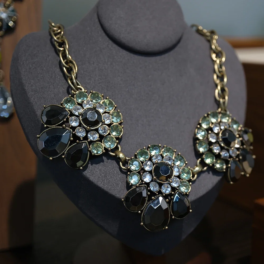 

Amorita Boutique petal-shaped zircon necklace for women
