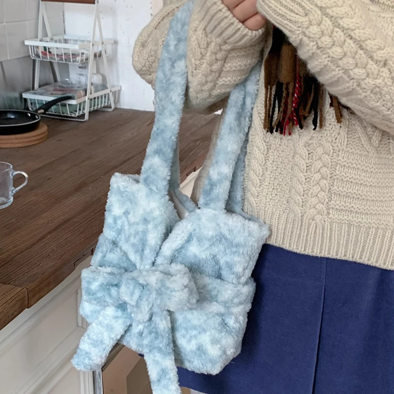 

Милые плюшевые сумки-тоут в корейском стиле с бантом, новинка 2025, стильные сумки большой вместимости, женская высокоэстетичная пушистая сумка на одно плечо