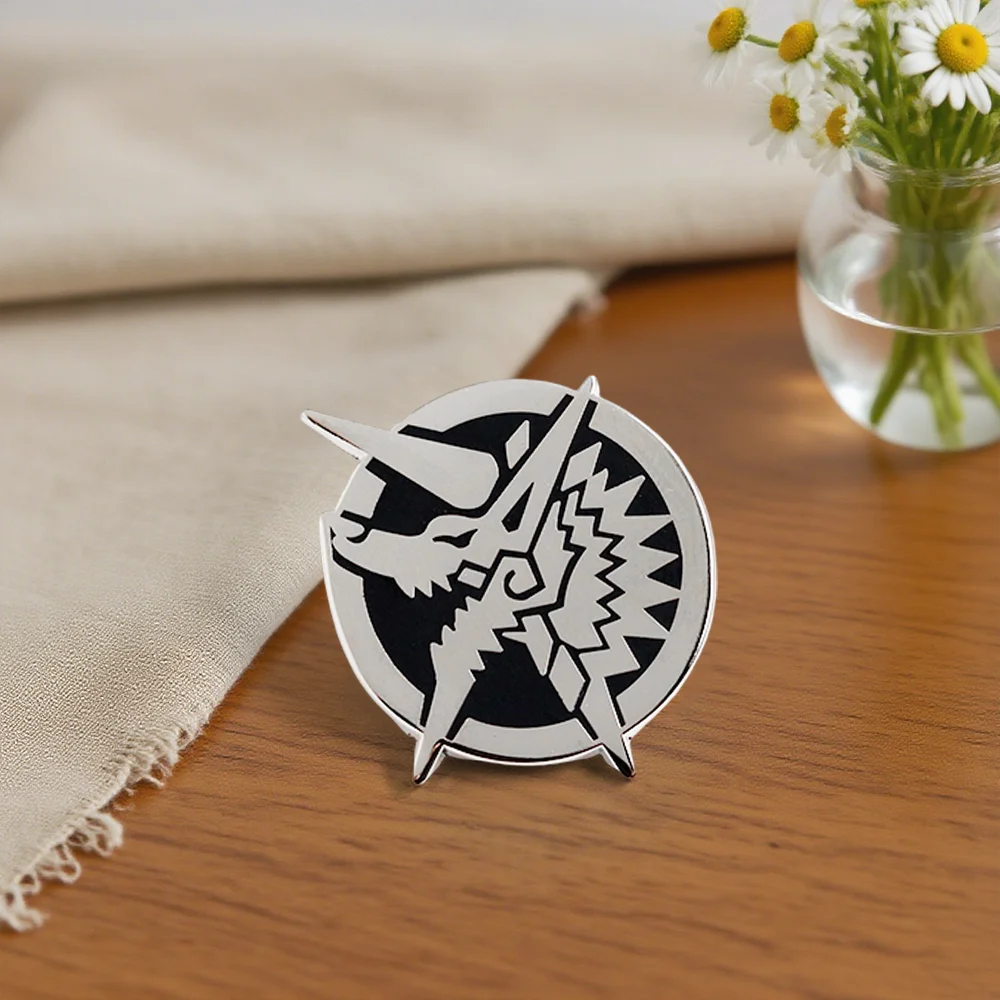 Monster Hunter Palamute Brosche, Action-Rollenspiel-Peripherie, Metallnadel, modisches Jagd-Abzeichen, Rucksack-Dekoration – Detail 4
