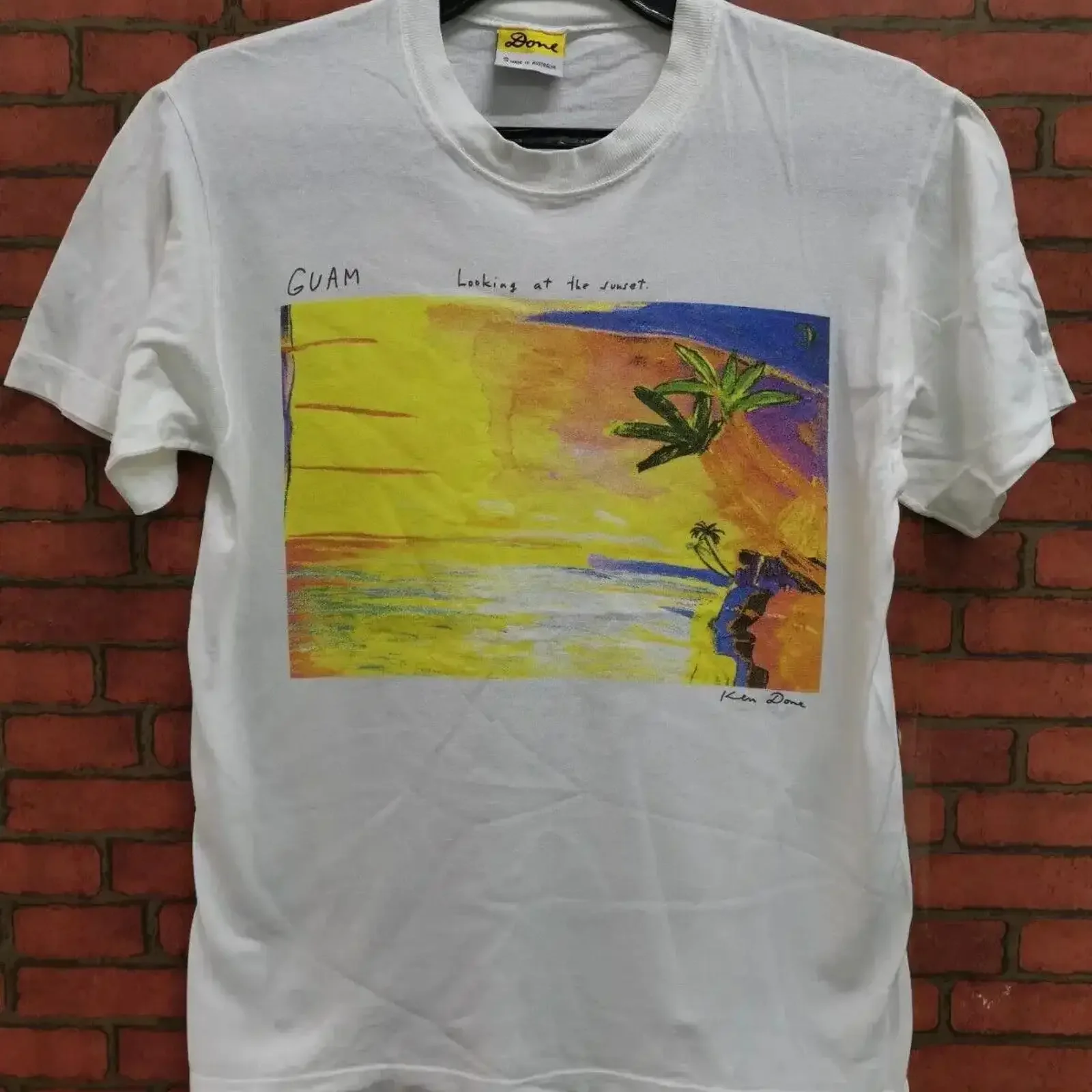 

ВИНТАЖНАЯ ФУТБОЛКА GUAM HAWAII SUNSET KEN DONE DOWN UNDER AUSTRALIA S MAMBO винтажная стираная слегка повседневная графика универсальная