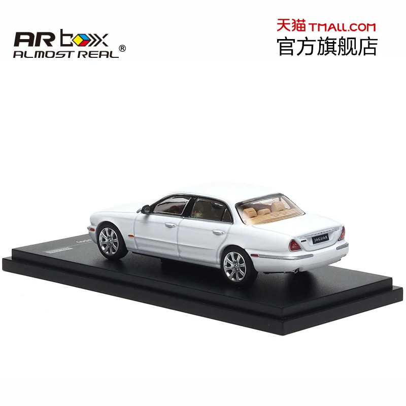 

Stock 1:64 Jaguar XJ6 (X350) die-cast simulation alloy car model, boys' toy, children's festival gift, adult decoration.