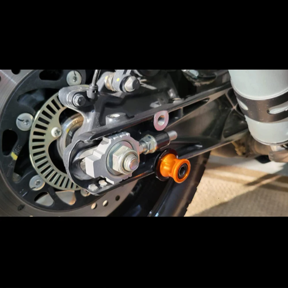 2026 ل 690 SMC R 690 إندورو R Duke 690 Duke 390 SMCR 390 مغامرة دراجة نارية CNC Swingarm بكرة المتزلجون حامل المسمار الإطارات قبعات