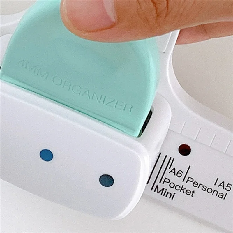 

2025 Горячий стиль KW-TRIO Дырокол для вкладышей Ежедневный планировщик Регулируемый дырокол для бумаги с 3 отверстиями для ноутбука A5 емкостью 8 листов Scra