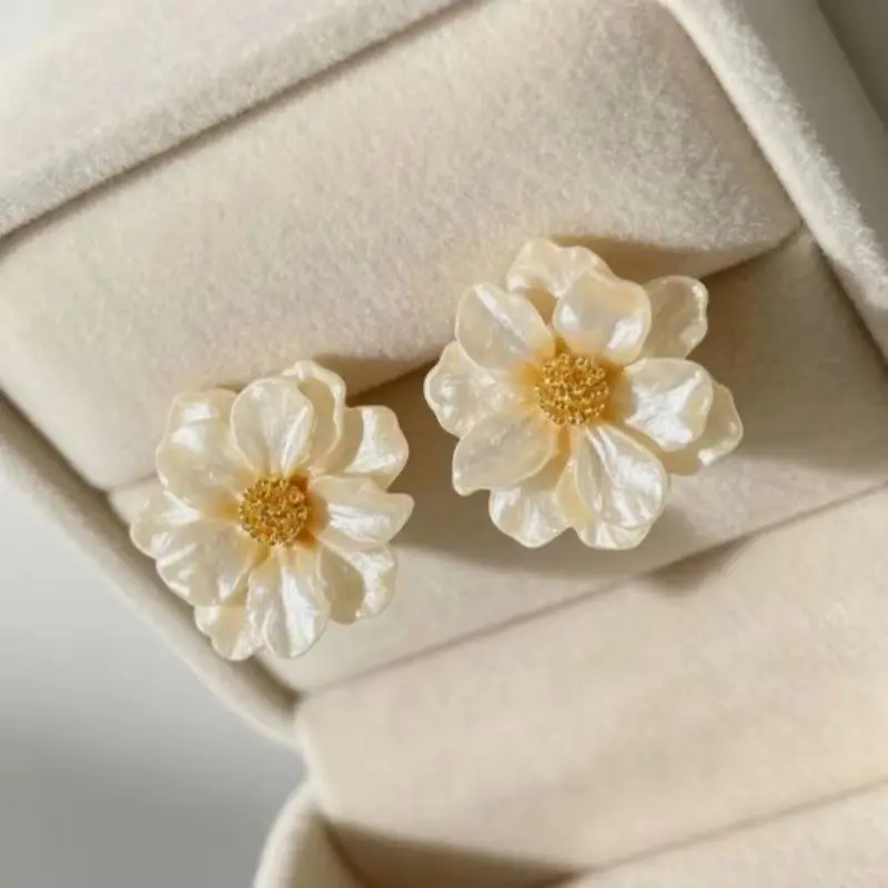 New Big White Flower Stud Earring For Women French Retro Elegant Korean Sweet Resin Ear Wedding Party Jewelry Gift