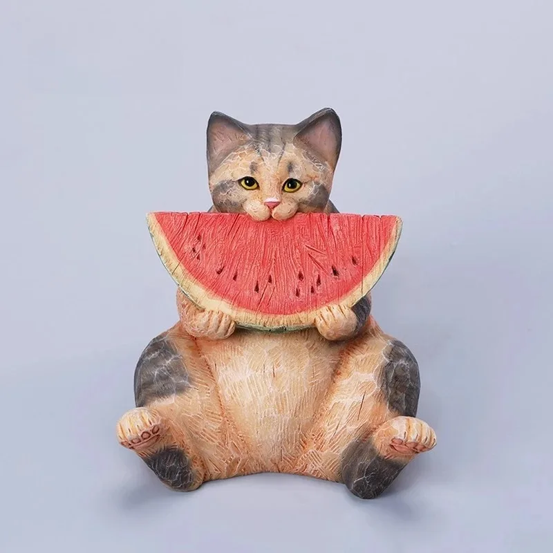 JXK Simulation Harz Tier Modell Holzschnitt Katze Essen Wassermelone Kleine Katze Kreative Figur Desktop Ornament Spielzeug Figuren