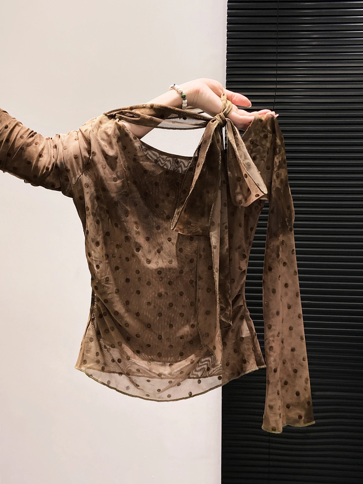 تي شيرت نسائي كوري أنيق وضيق بأكمام طويلة، تصميم جديد لبداية الخريف، قميص شبكي مكشوف الكتفين من مزيج القطن