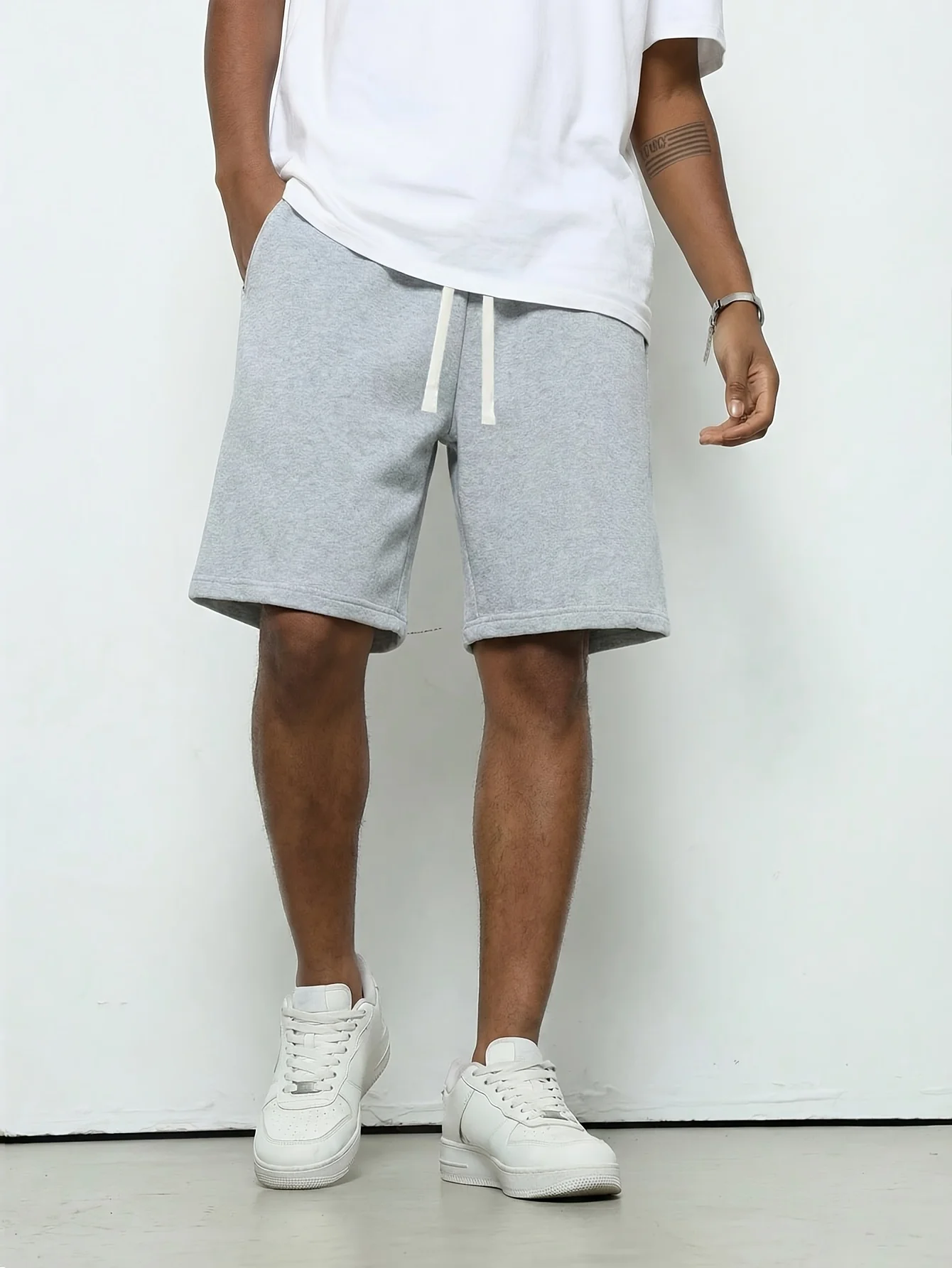 

Летние мужские повседневные шорты из дышащей и приятной для кожи ткани, стильные и универсальные, подходят для занятий спортом и повседневной носки.