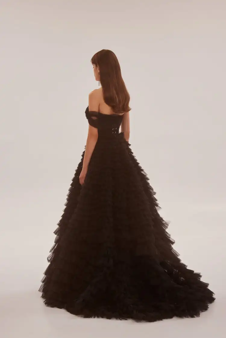 Elegant Black Tiered Tulle ชุดราตรี One Shoulder Top Corset A-Line อย่างเป็นทางการชุดเดรสปาร์ตี้ Gothic ชุดเจ้าสาว