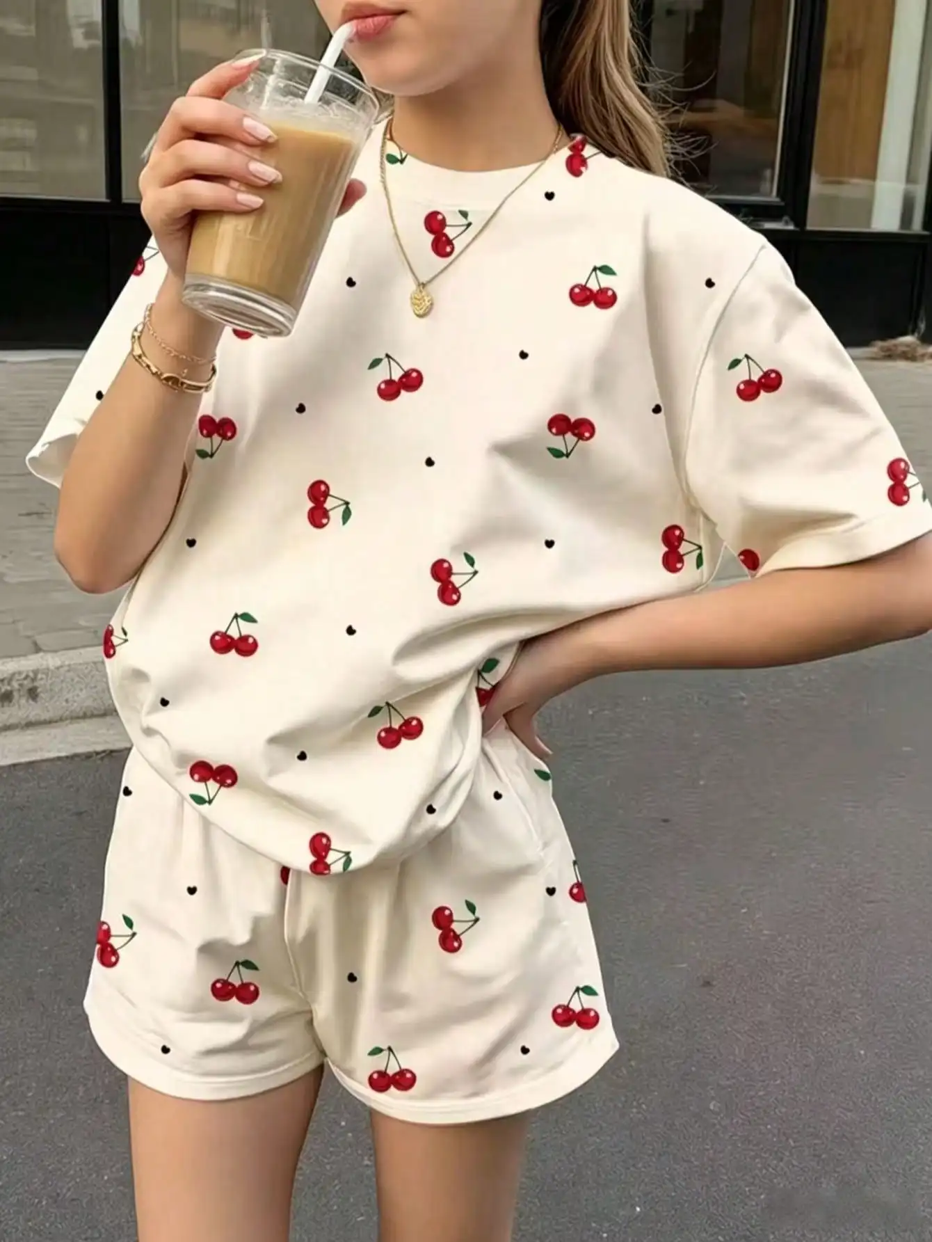 Kinder-Kleidungsset mit Kirschmuster, Rundhals-Kurzarm-T-Shirt mit Shorts mit elastischem Bund – süßes Kinder-Outfit – Detail 2