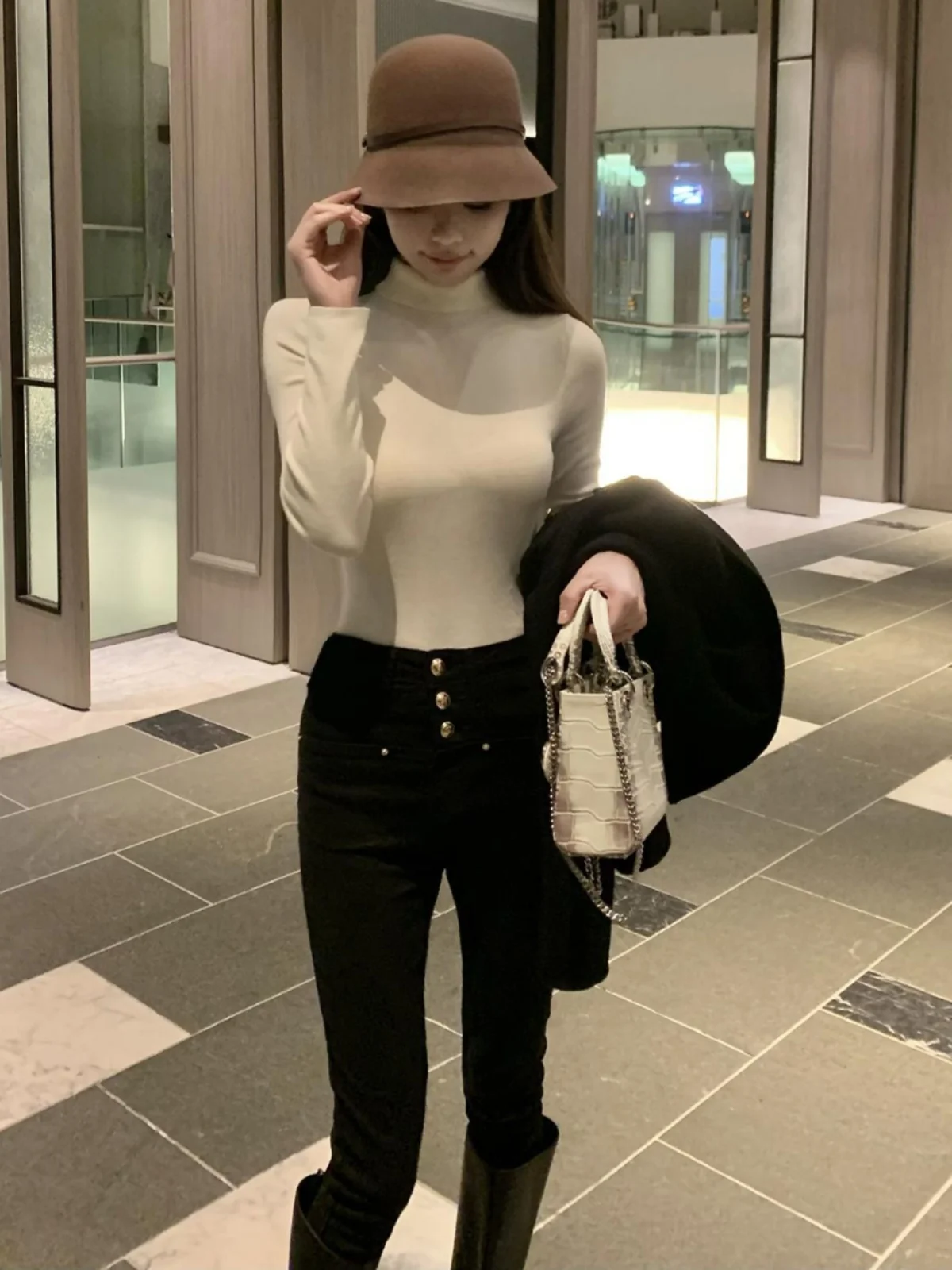 

Джинсы Slim Fit с высокой талией, металлическим декором, модные, ретро, с рваными элементами, из эластичного хлопкового денима, синего цвета, осенняя новинка