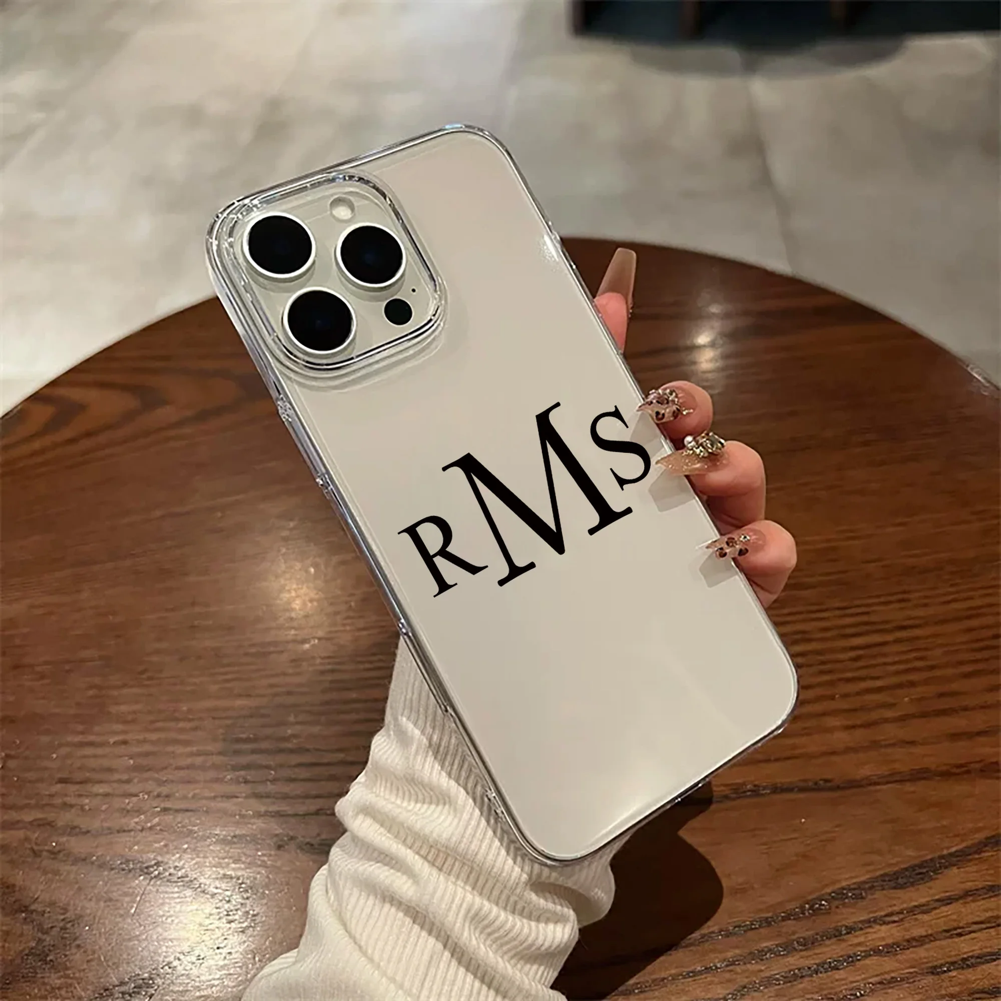 Персонализированный чехол с буквами