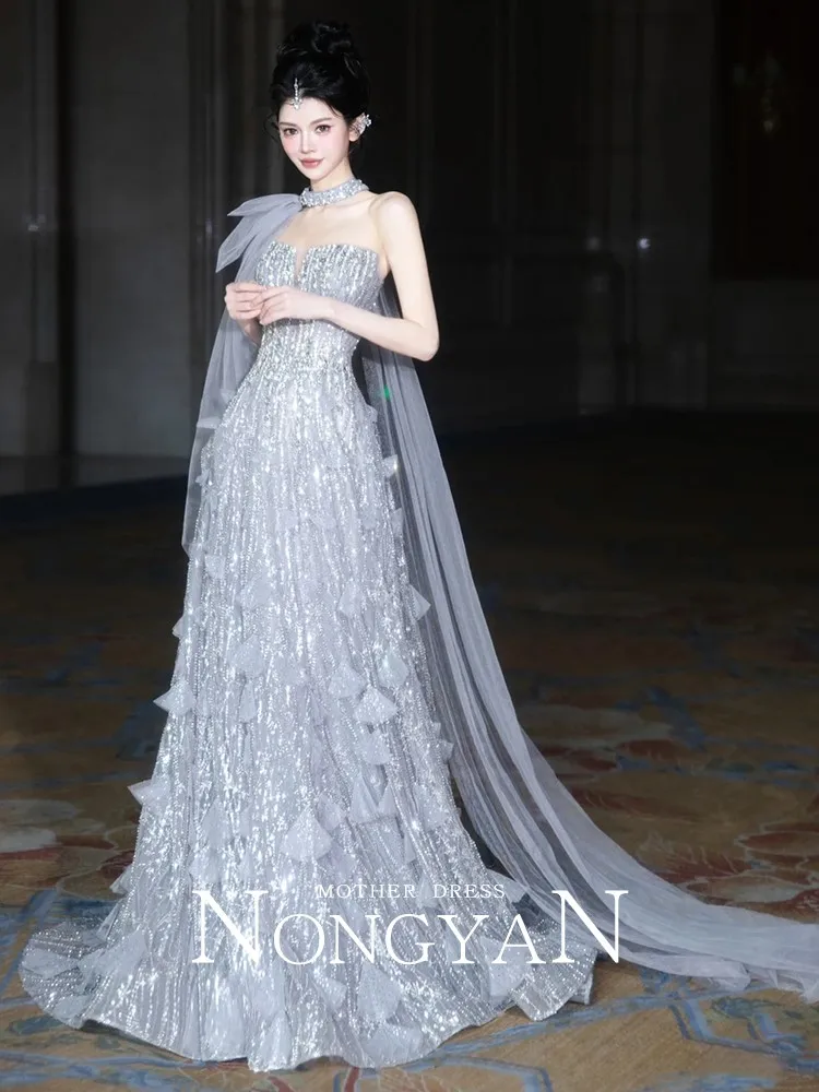 Een nieuwe niche- en lichte luxe verjaardagsjurk voor de gastheer van afstudeervoorstellingen