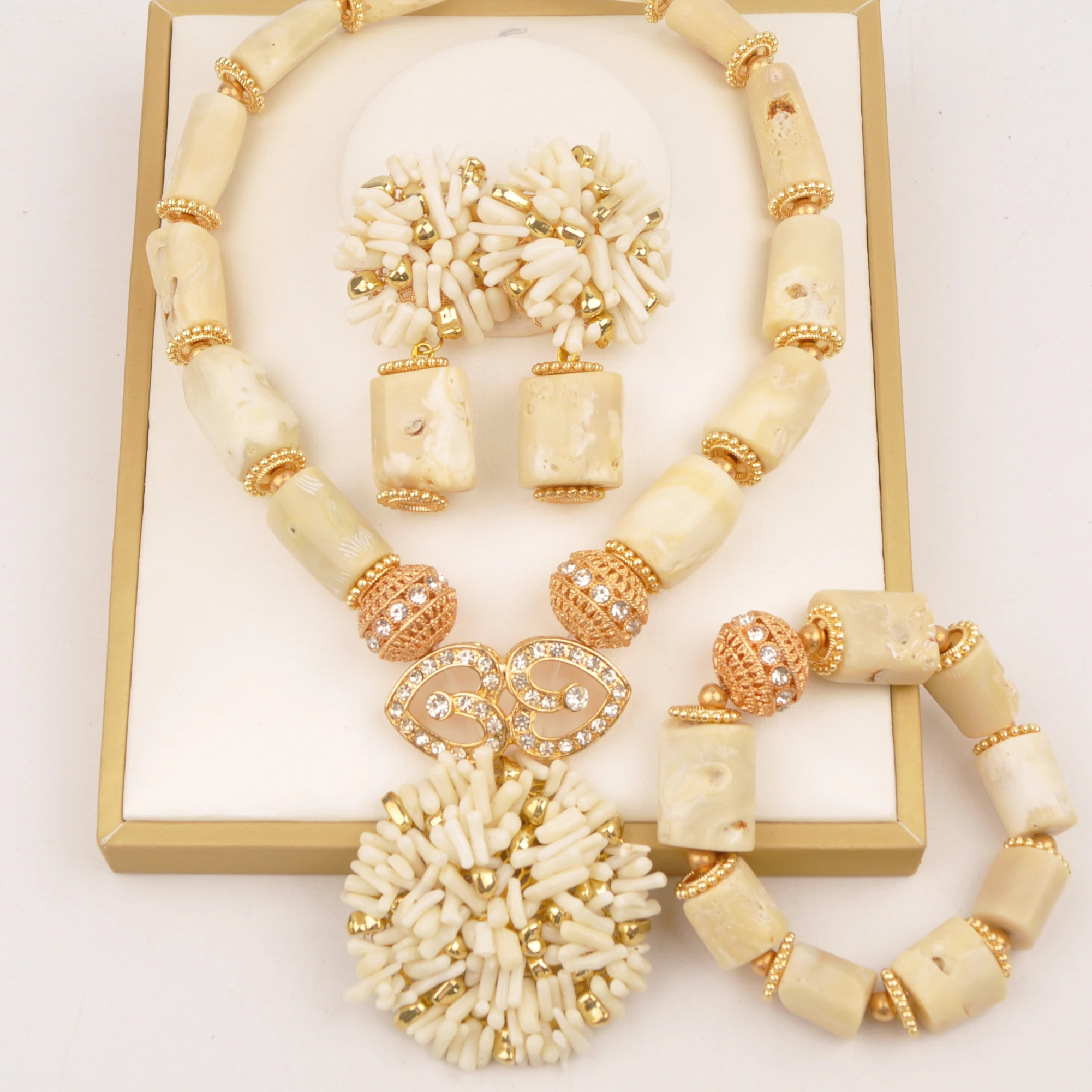 set-di-gioielli-con-perline-di-corallo-bianco-reale