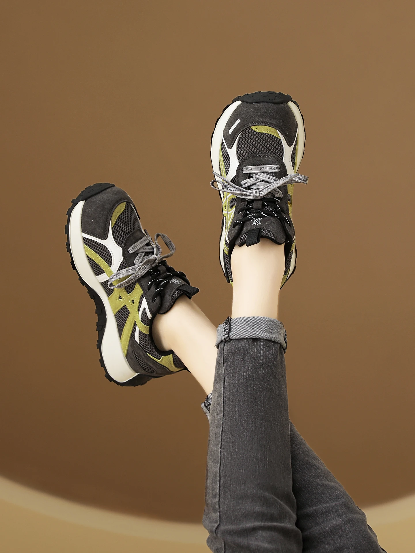 baskets-basses-jaunes-pour-femme-style-'dad-shoes'-tendance-respirantes-et-confortables-pour-le-sport-et-le-quotidien-collection-printemps