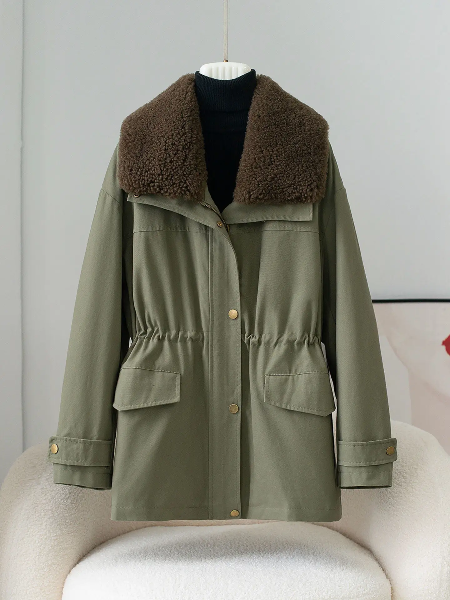 معطف فرو شتوي جديد 2025 برقبة صوف مع بطانة سفلية للسيدات، طراز قصير، ومعطف أنيق وشبابي