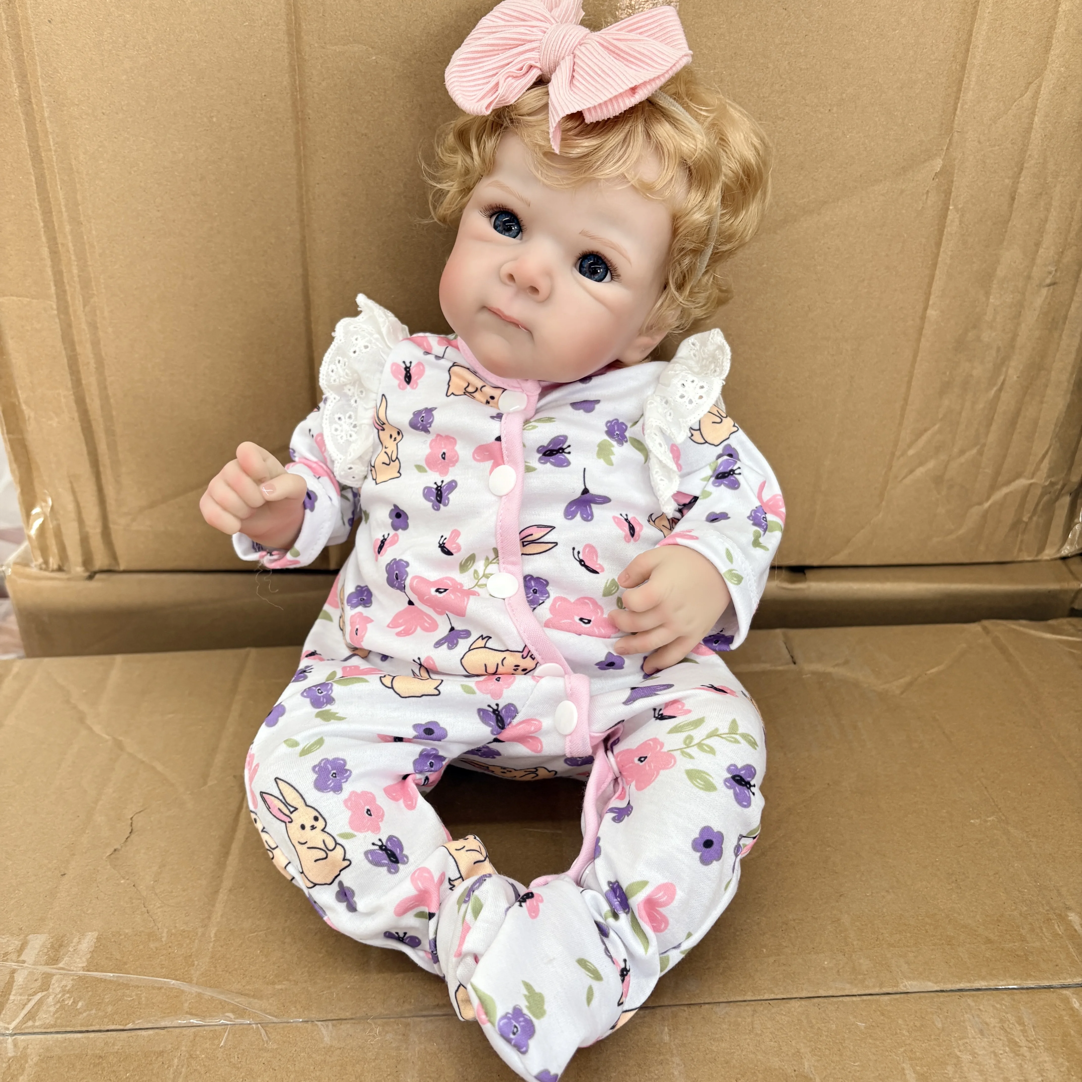 Bambola Reborn Bettie da 18'' con Capelli Ricci Radicati a Mano e Dettagli Realistici delle Vene, Outfit con Stampa Coniglietto, Bambola Neonata per Regalo ai Bambini