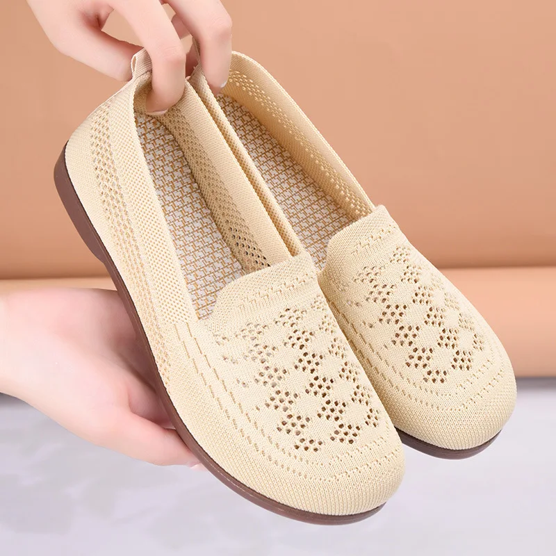 Summer New Women's Middle-Aged Mother Shoes Casual Old Beijing Cloth Shoes 2026 Style Middle-aged Women's Footwear