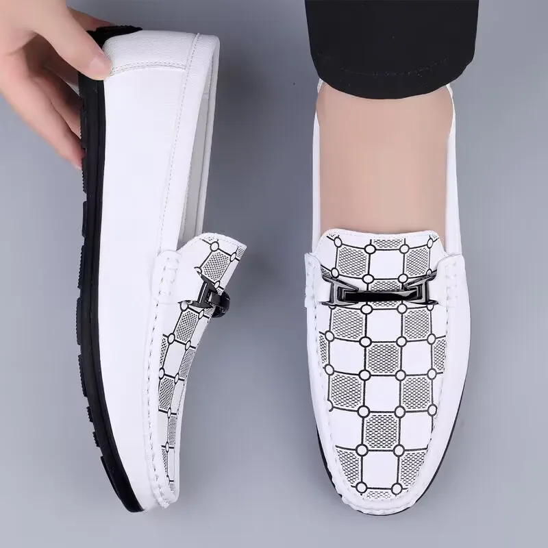 Mocasines blancos con hebilla de Metal, zapatos formales de negocios de cuero genuino para hombre, zapatos casuales cómodos, calzado de conducción transpirable para hombre