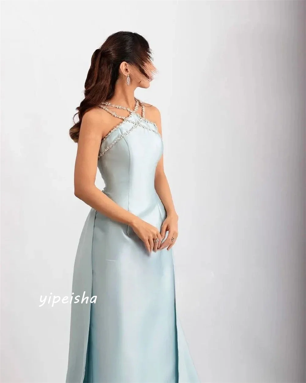 Vestido de fiesta elegante personalizado con cuello Halter, vestidos de quinceañera con cuentas, barrido/cepillo, Charmeuse, vestidos de graduación formales de alta calidad E