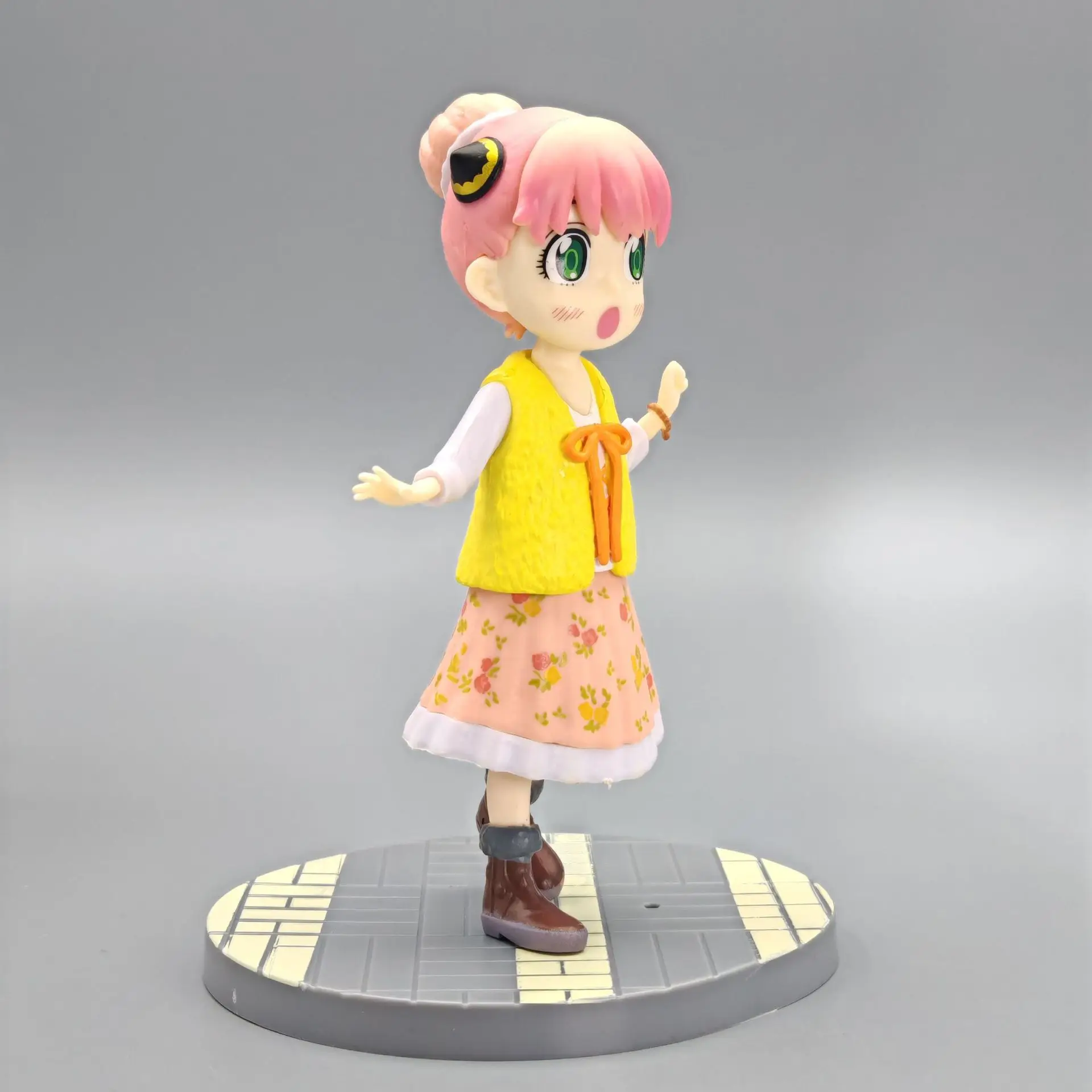 アニメアーニャフォージャー Q バージョン立ち姿勢花ドレスアクションフィギュア PVC モデルおもちゃデスクトップ装飾コレクションギフト箱入り