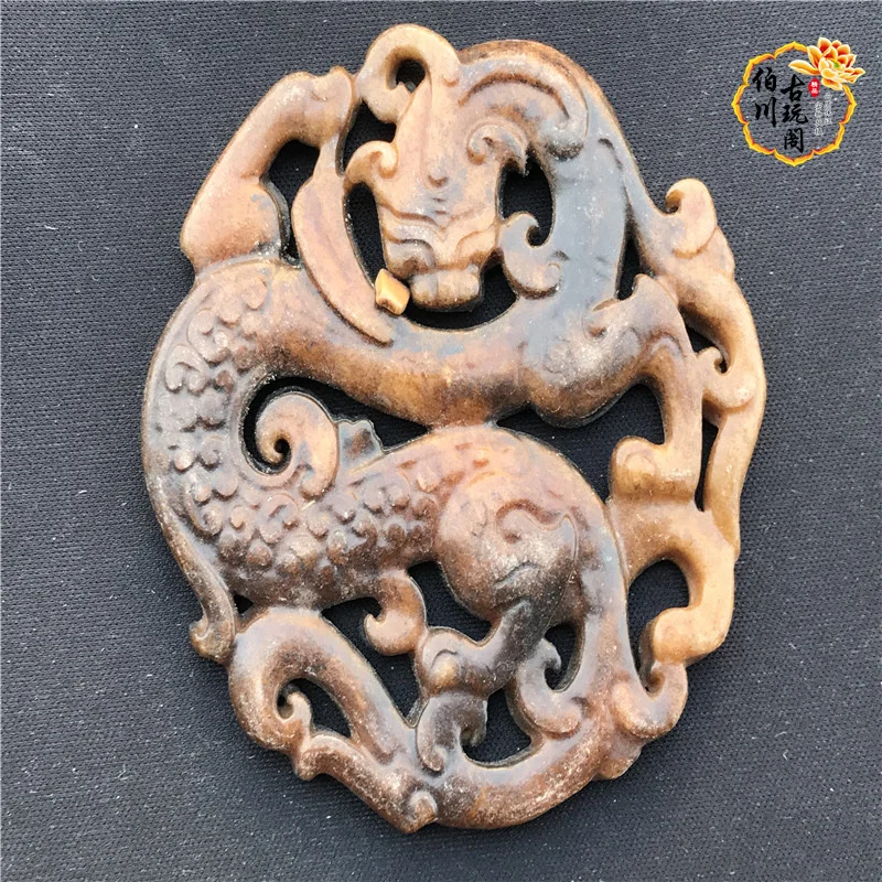 

Han Bi Dong Gaoyu old jade neck pendant Old Xiuyu put a pendant ornaments down the dragon.