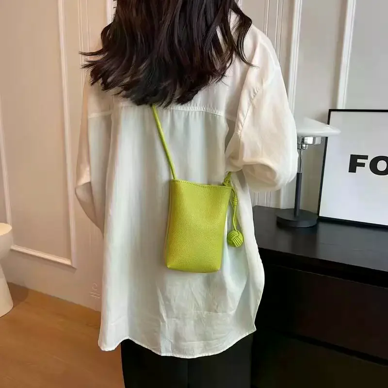 PUレザー女性用ハンドバッグ スタイリッシュなクロスボディシ - Leatherwork Essentials のレビューと価格