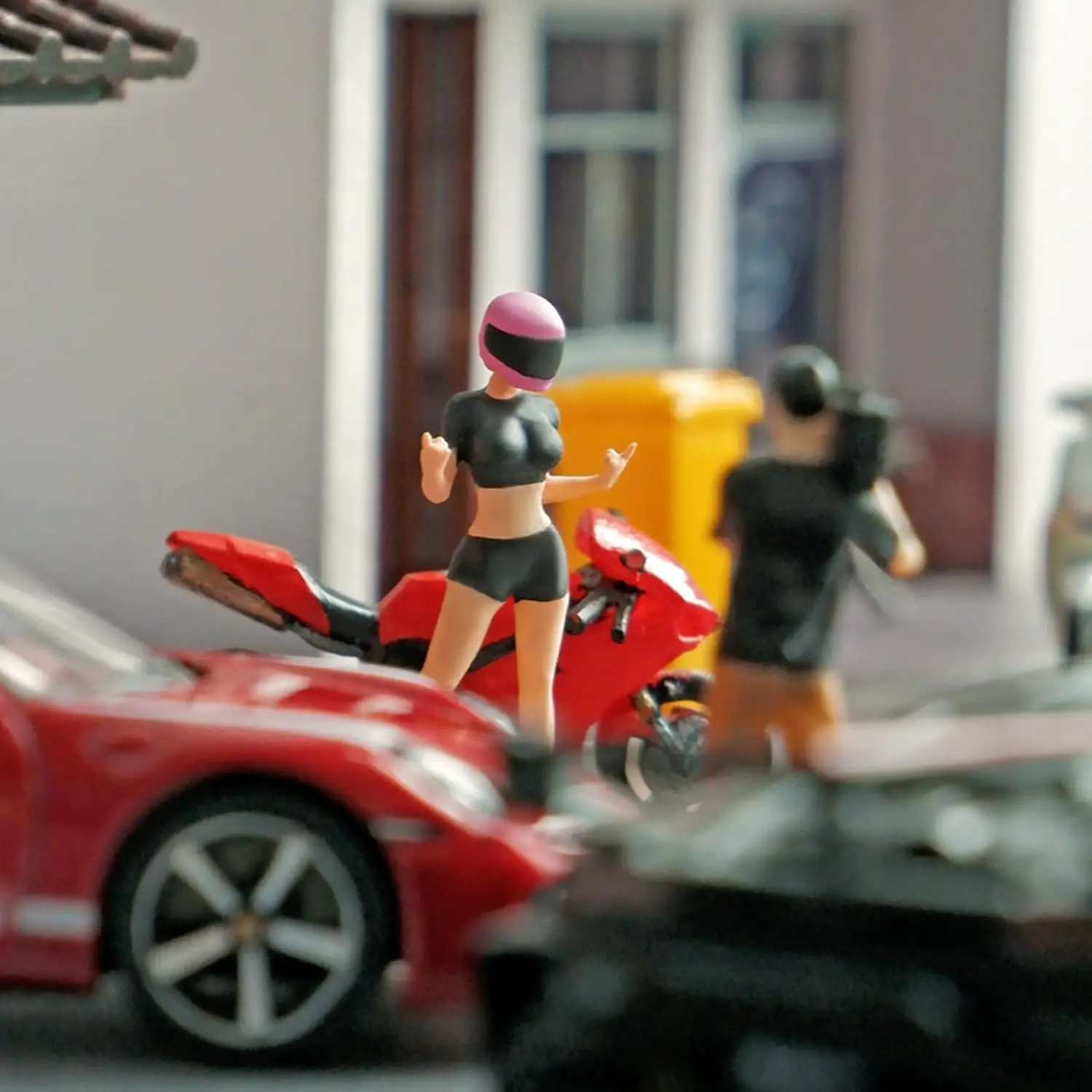 Painted figures 1:64 scale miniatures of photographers, car mechanics, female racing drivers for miniature scenes