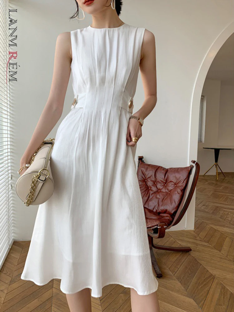 [LANMREM] High Waist Pleated Elegant Dresses Women's White O-neck Sleeveless Satin Female Dress 2024 Spring New 26D1273