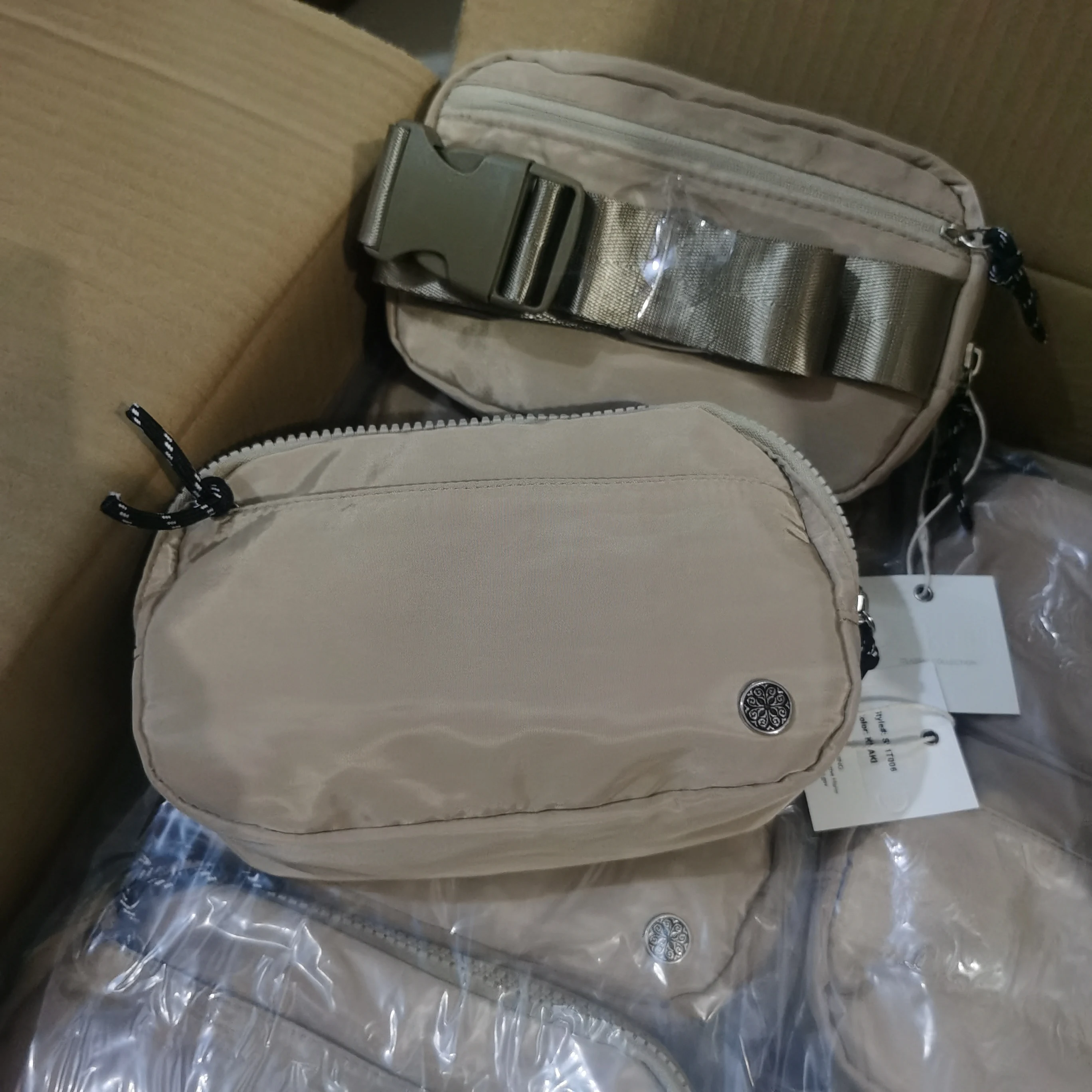 bolsa-de-ombro-leve-e-de-alta-qualidade-com-alca-cruzada-compartimento-para-guardar-o-telemovel-bolsa-de-cintura-bolsa-de-peito-com-varios-compartimentos-modelo-u2-pratica-para-usar-no-carro
