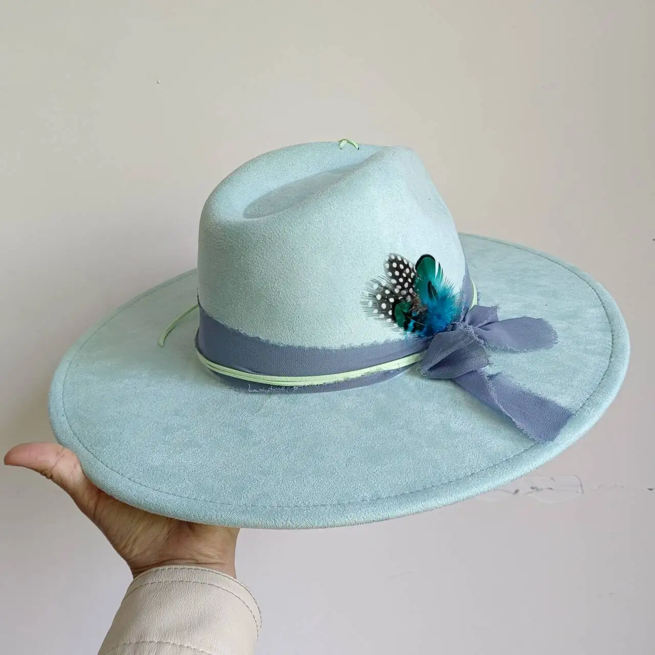 Fedora de jazz para hombre y mujer, sombrero de ala ancha de imitación de ante, accesorios de plumas de 2024 cm, color verde menta, novedad de 9,5