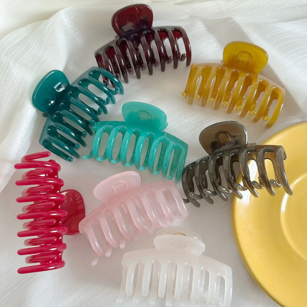 ﻿ Simple and versatile jelly colored shark clip with a gripping sensation on the back of the skull and hair clip