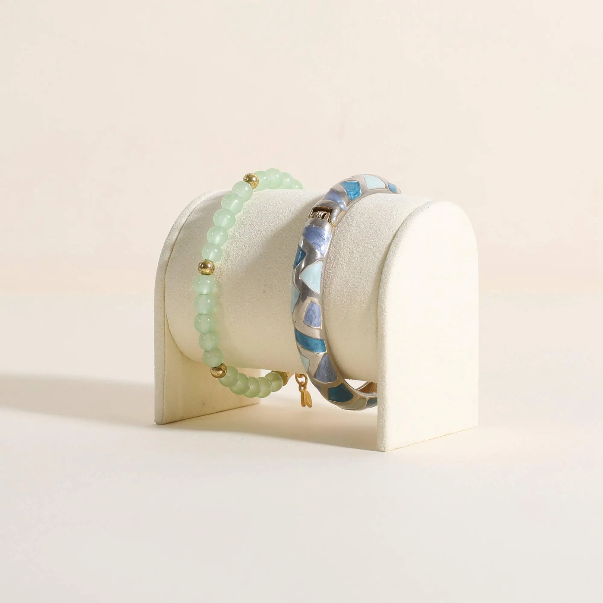 

Jewelery Bangle Holder Beige Velvet Display Rack Bracelet Storage Organizer Elegant Watch Display Stand For Jewelry Store Gift