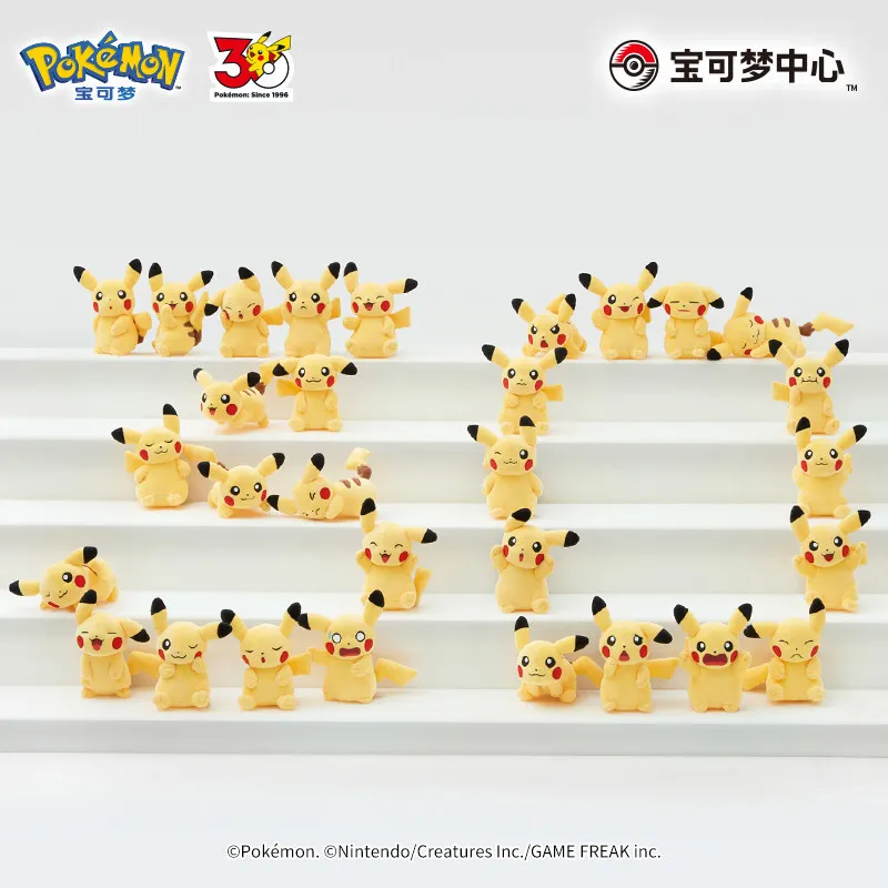 ポケモン30周年記念-ピカチュウのぬいぐるみセット。アニメ風の柔らかい素材で作られた、大人向けのコレクション玩具。