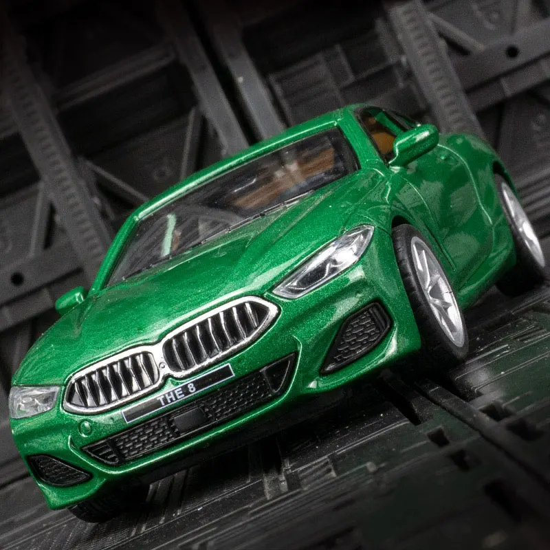 Модель автомобиля BMW M850i Coupe в масштабе 1:35, выполненная из сплава, с открывающимися с обеих сторон дверями, оснащена звуком и подсветкой.