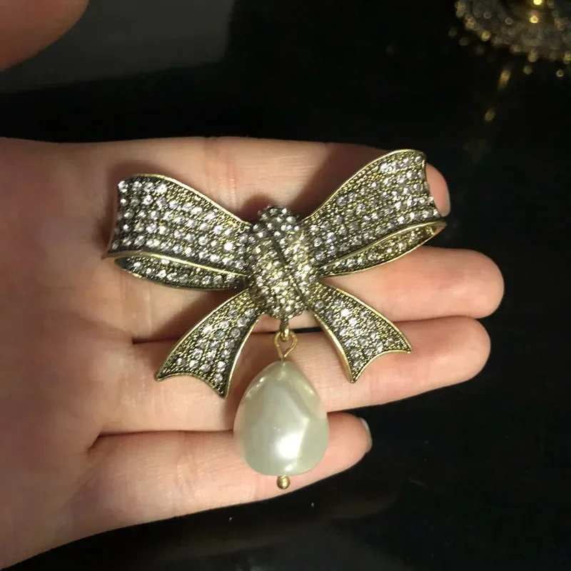 بروش مجوهرات من تشينغداو مصنوع من الذهب القديم مع مجموعة بروش كلاسيكية من الأحجار الكريمة وقطرات الماء وقلادة من اللؤلؤ ودبوس امرأة