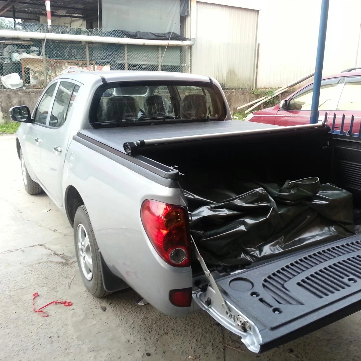 Custom Retractable Vinyl Tonneau Cover Soft Roll-Up Truck Bed Waterproof Function Compatible for Dodge Ram Ranger Navara NP300