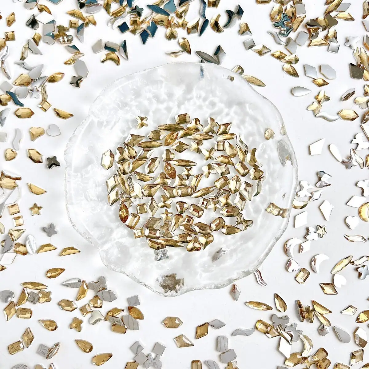 ثلاثية الأبعاد غير النظامية الشمبانيا اللون مسمار الراين السحر متعددة نمط قطرة صغيرة القمر فراشة مسمار الفن زينة DIY الأظافر