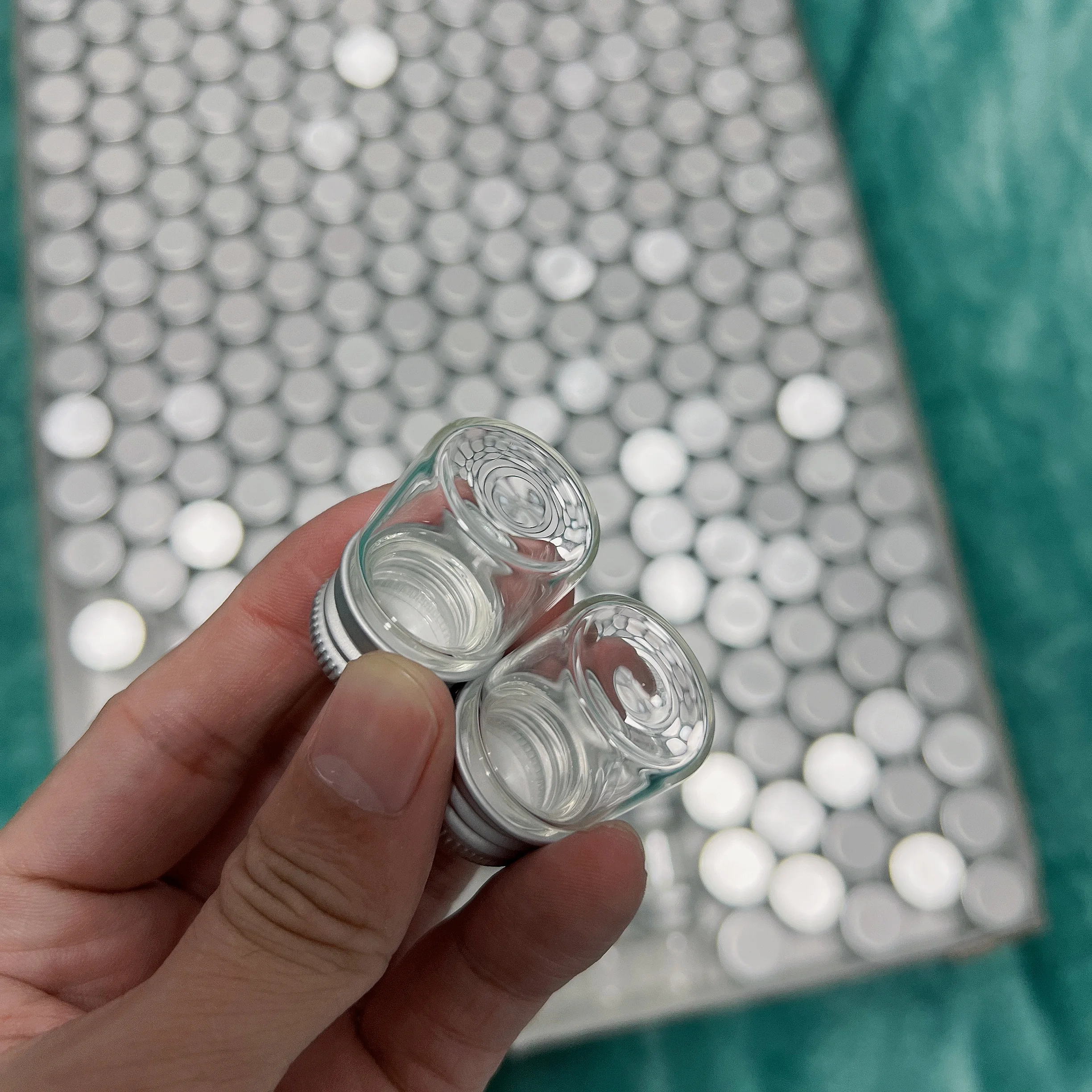 50pcs 100pcs 22*30mm 5ml Mini Glass Jars 50PCS 105PCS 13*22*30mm 5ml Small Glass Bottles with Aluminium Lids