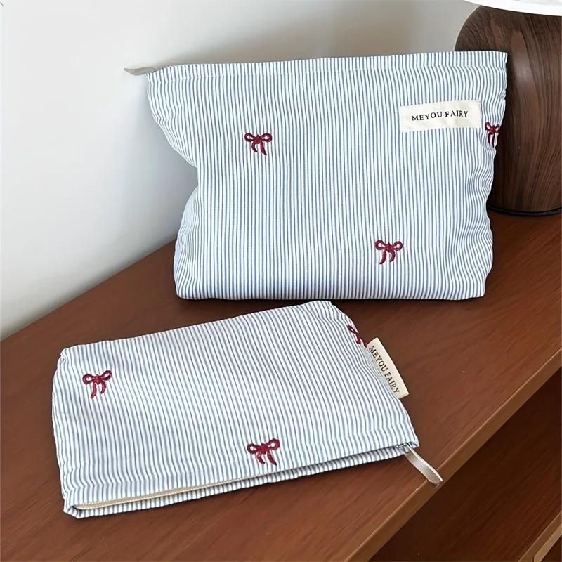 حقيبة مستحضرات التجميل المخططة باللون الأزرق الفاتح، منظم مكياج للسفر للنساء مع سحاب، حقيبة أدوات الزينة متعددة الاستخدام