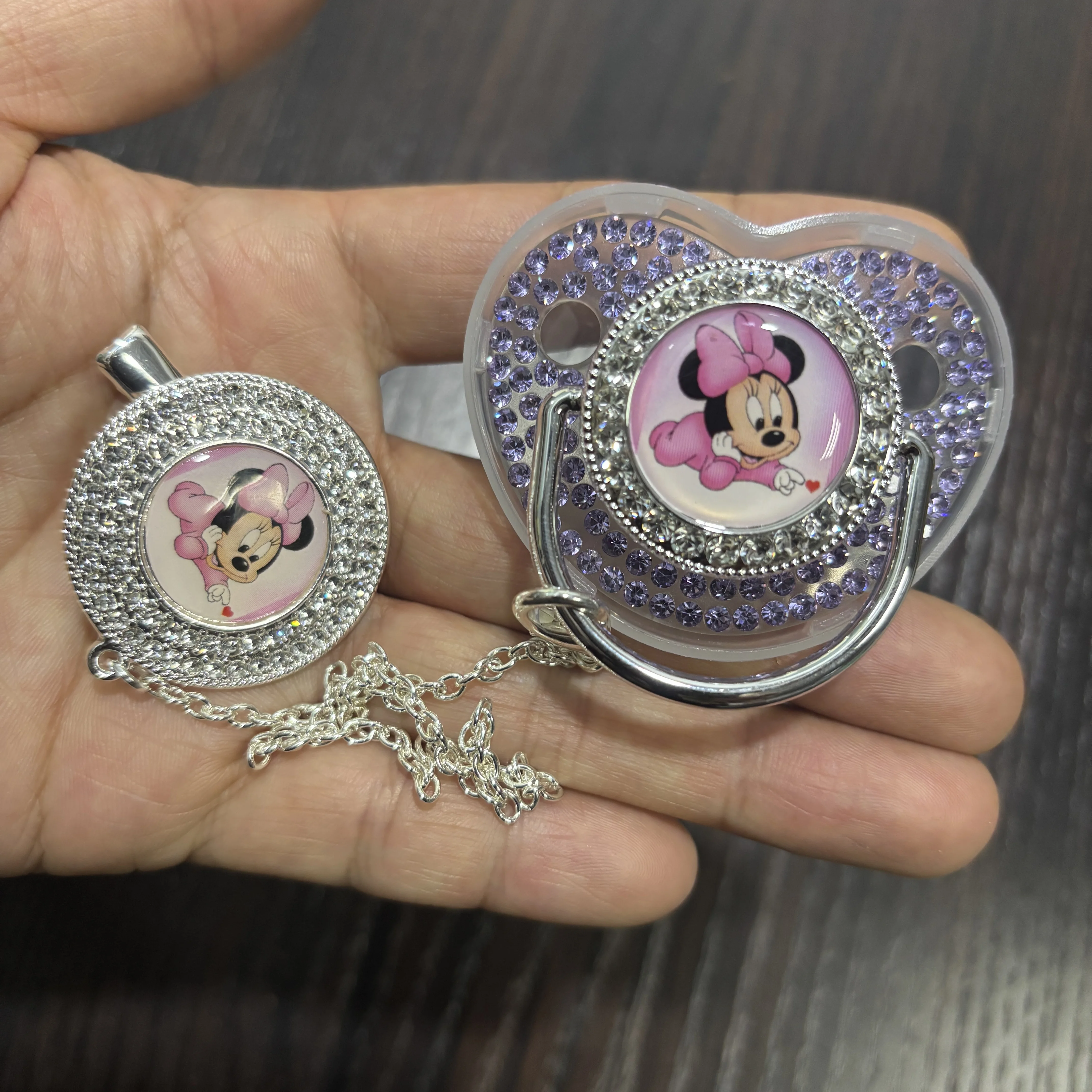 Bling-Bling-Babyschnuller mit Kettenschnalle. Geeignet für Neugeborene. Baby-Nippel- und Schnullerhalter. Mit Kettenschnalle. 0-18 Monate.