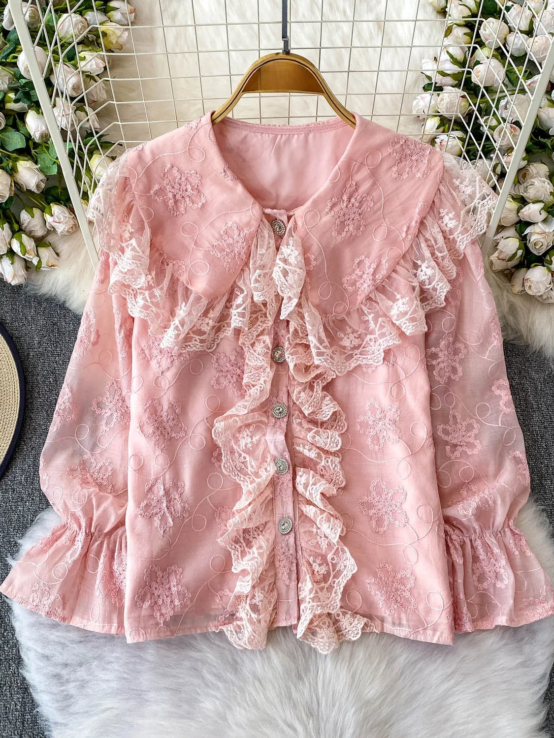 Koronkowy kołnierzyk typu doll collar, letni top damski z wysokiej półki, efektowny design, haftowany, rozkloszowany rękaw dzwonek, koreański styl, luźny...