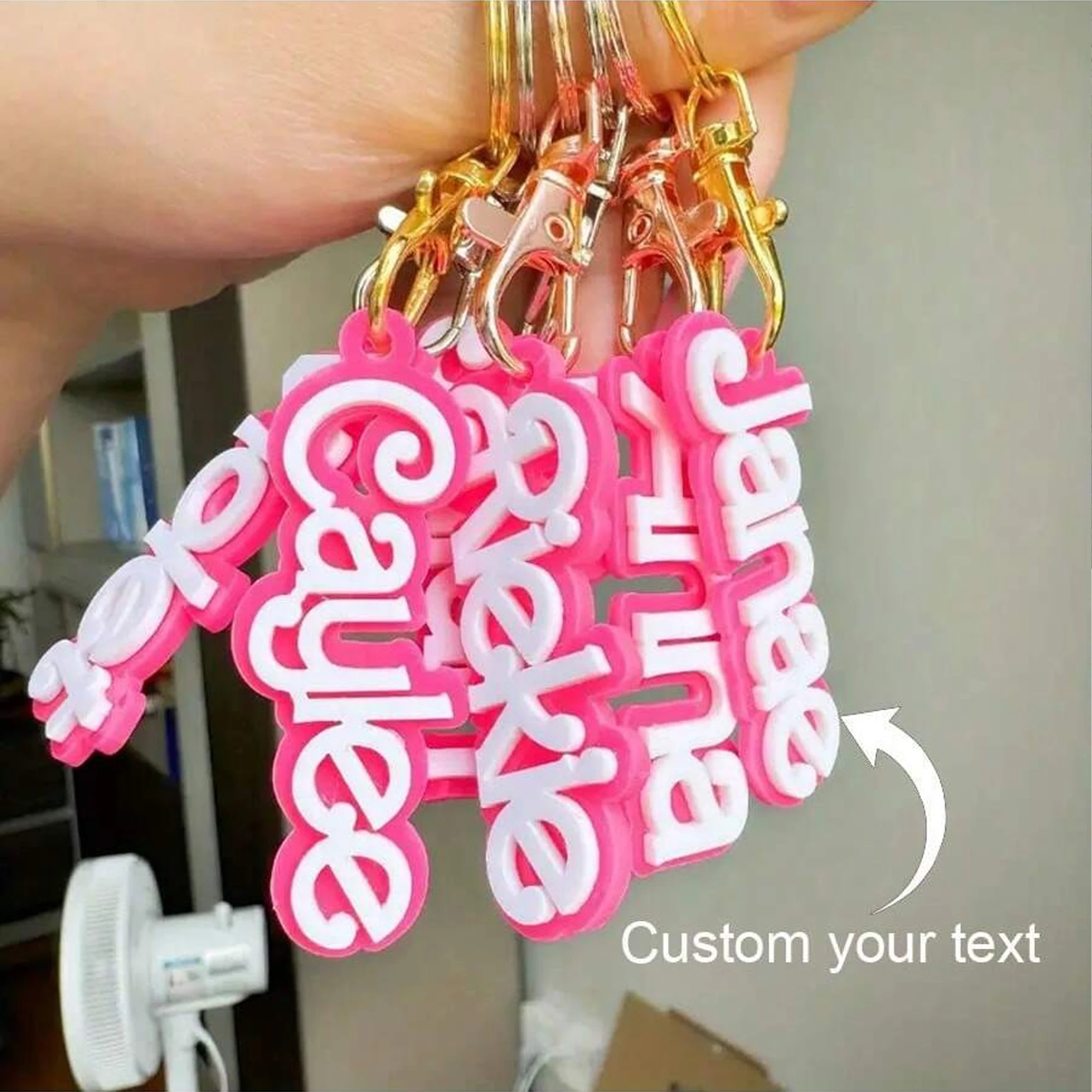 Porte-clés poupée rose personnalisé. Porte-clés avec plaque nominative 3D rose bonbon. Porte-clés personnalisé avec nom rose. Porte-clés Poupée Mannequin Personnalisable – Cadeau Idéal
