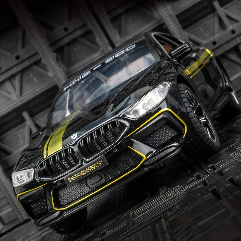 1:24 modelo de carro esportivo de liga BMW M8, coleção de acessórios de carro, portas e capô do motor, porta-malas pode ser aberto, brinquedos para meninos