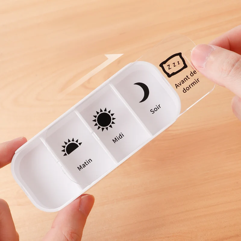 صندوق دواء مكون من 28 حجرة بتنسيق فرنسي، مكون من 7 مستويات مع 4 حجرات لكل منهما، يتكون حلًا تنظيميًا عمليًا لتخزين الأدوية في مناسبة يومية.