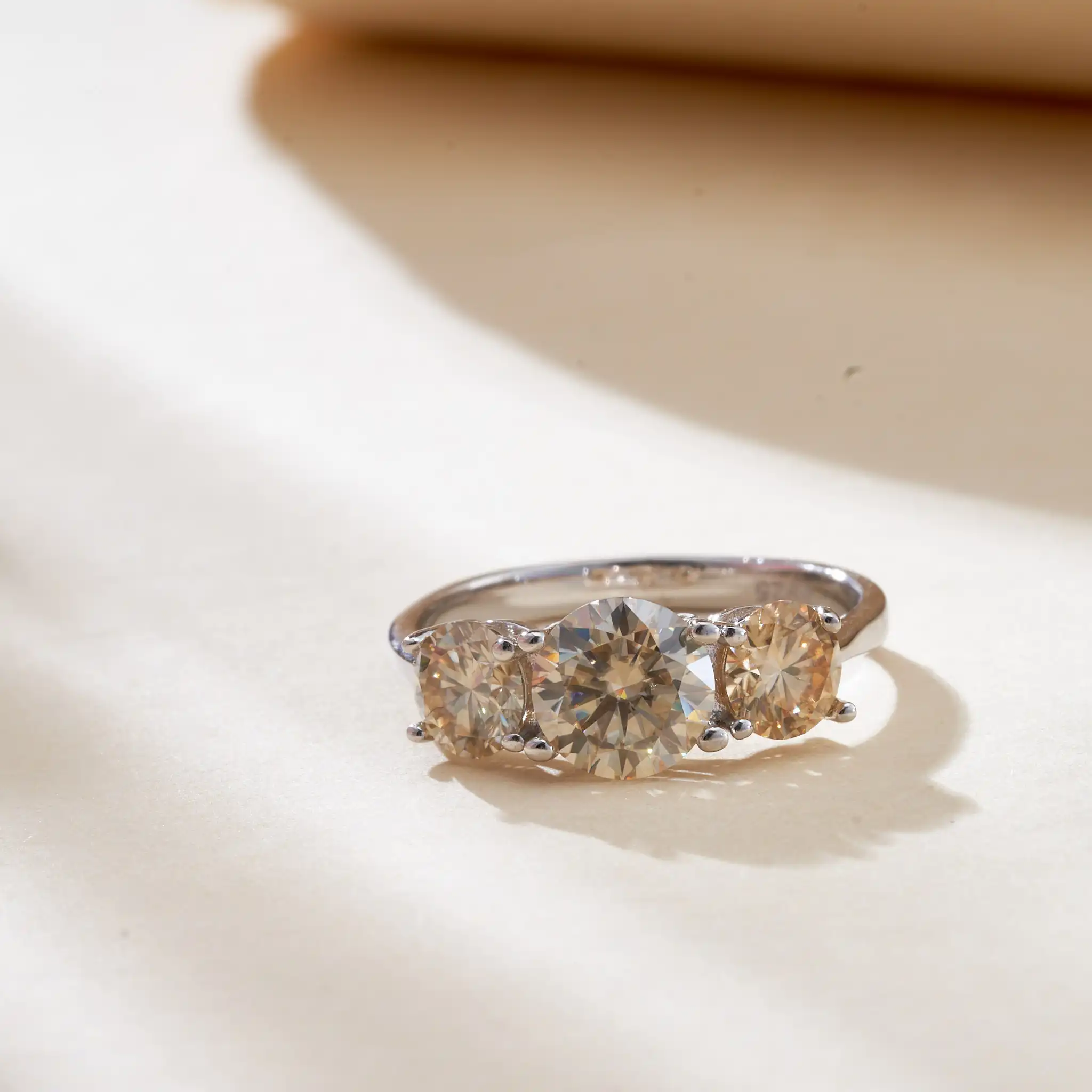 Gesamt 2,0 Karat 925 Silber Damen Mode Verlobungsringe Rundschliff 6,5mm/8mm Moissanit Drei-Stein-Ring für Frauen Hochzeit – Detail 4