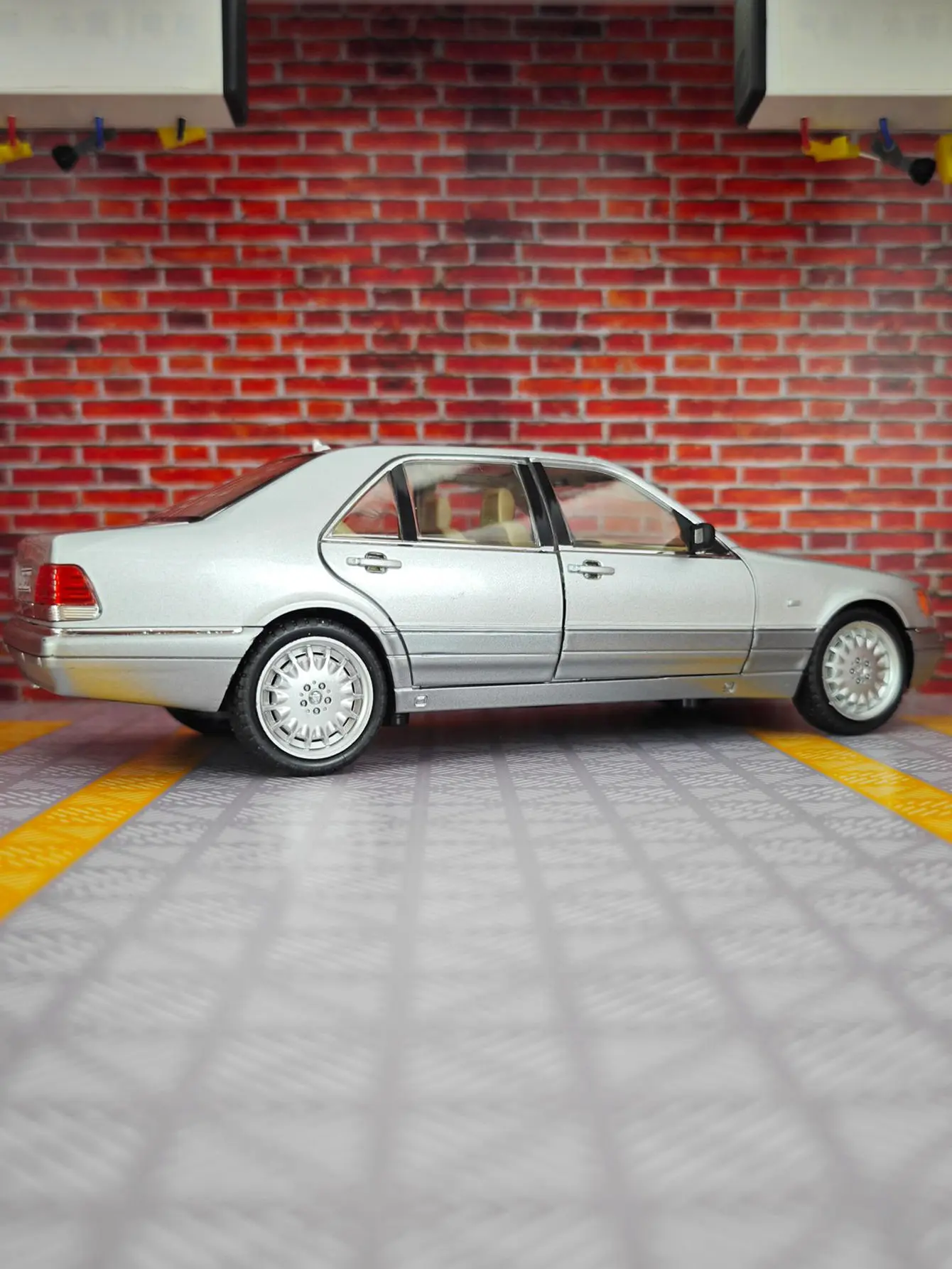 1:24 W140 S320 modelo de aleación puertas de coche y maletero del capó del motor se puede abrir un coche de juguete para niños con sonido simulado e iluminación