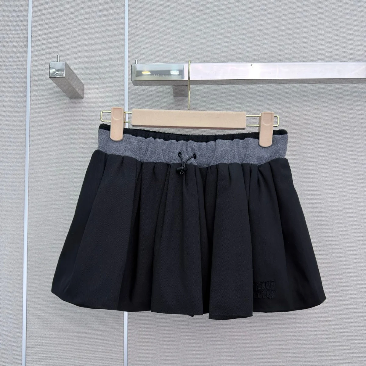 2026 high-quality women's contrasting color waist drawstring black pleated short skirt--2026090196